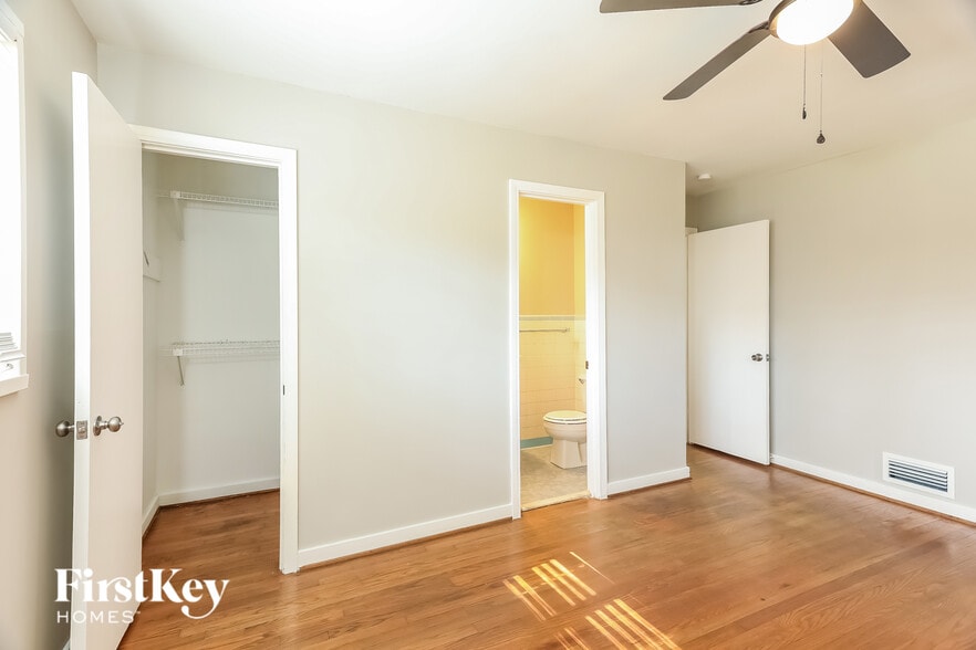 Building Photo - 3364 Valley Park Dr