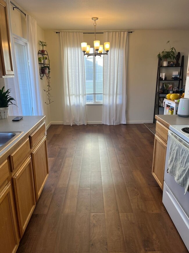 Building Photo - Bright & Inviting Wellington Townhome