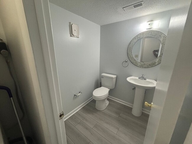 Building Photo - Charming 3 Bedroom 1.5 Bathroom Newport Ne...