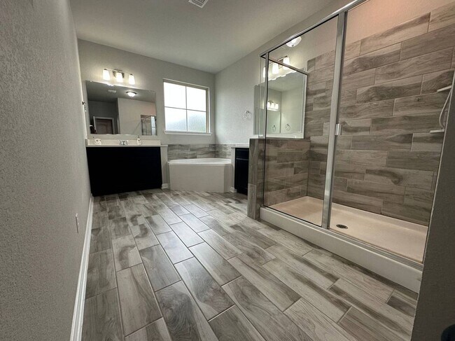 Building Photo - 5012 Dickinson Lp