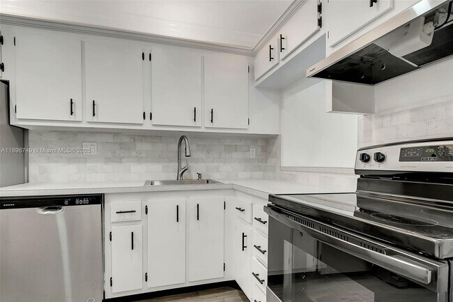 Building Photo - 8000 SW 81st Dr