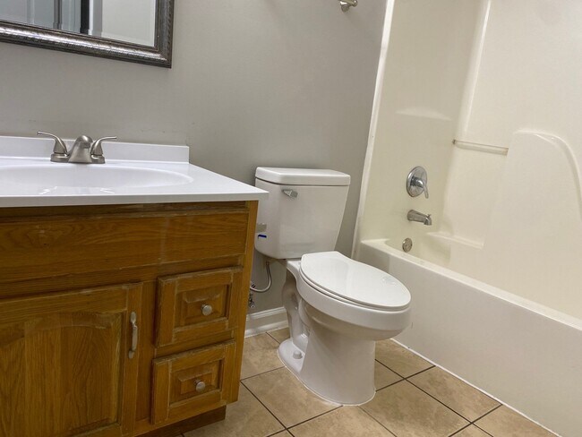 Building Photo - 68 Old Oak Cir