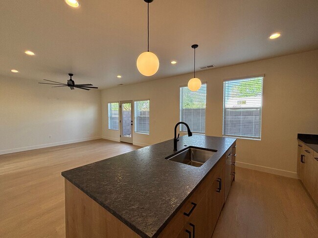 Building Photo - HURRICANE TOWNHOME FOR RENT!