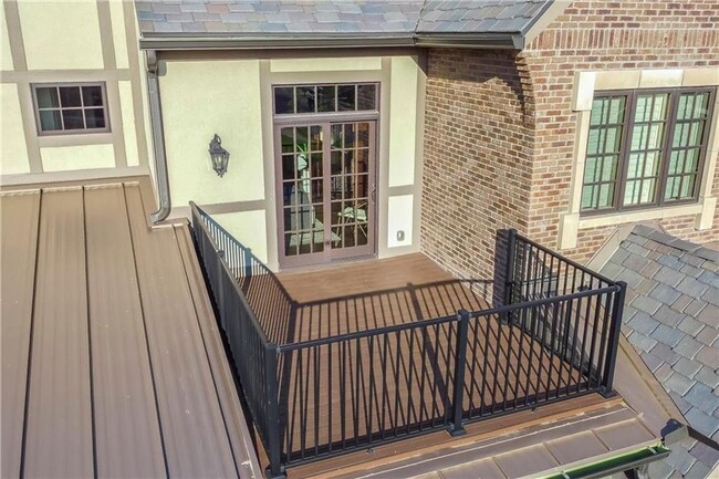 Building Photo - Stunning Plaza Townhouse!