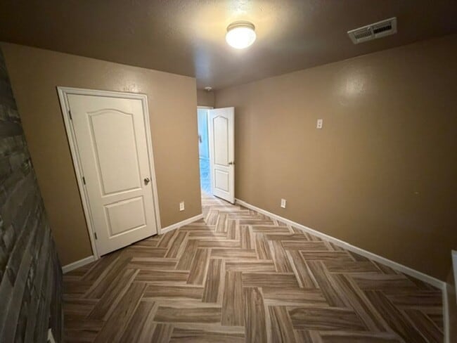 Building Photo - Adorable OKC home with 3 bed, 2 bath, 2 car garage in Mustang Schools!