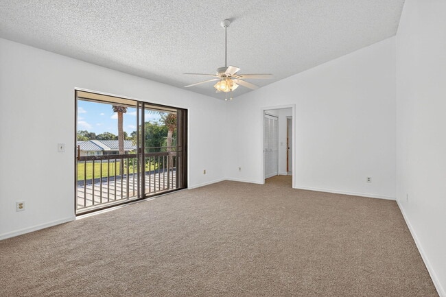 Building Photo - 3004 SE Round Table Dr