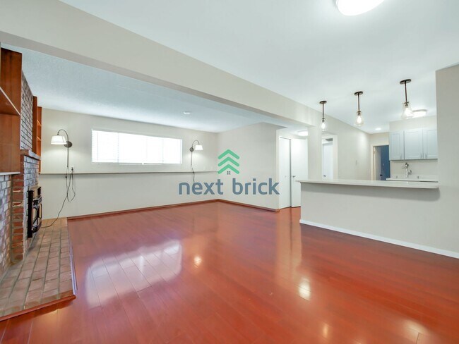 Building Photo - 5 Bed and 3 Bath Single-family Home Availa...