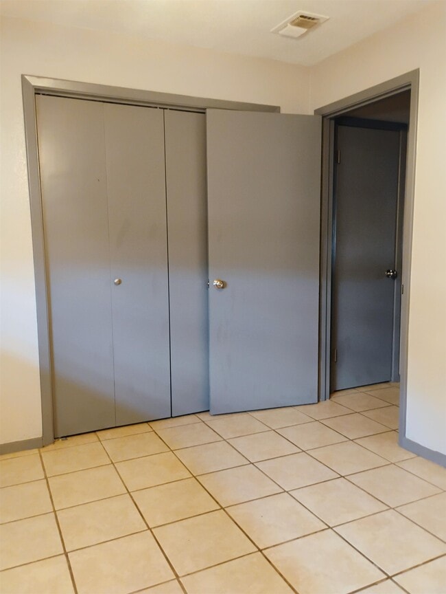 Building Photo - 710 W Cantu Rd