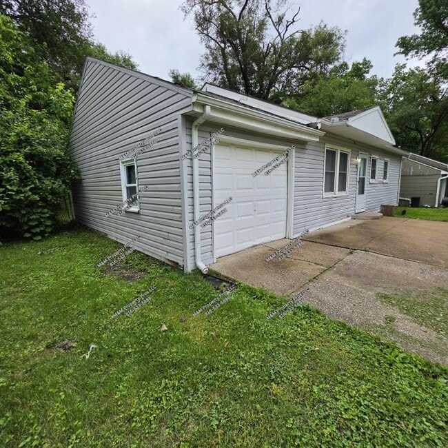 Building Photo - 811 N 82nd St