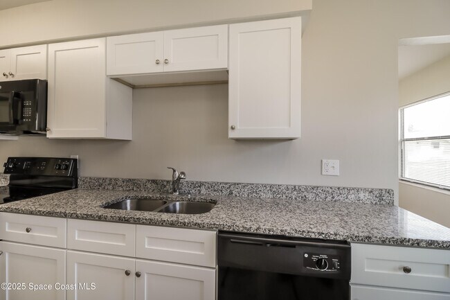 Building Photo - 568 Gardenia Cir