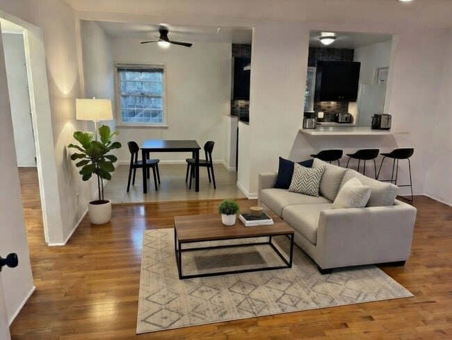 Building Photo - 3315 Caroline Ave