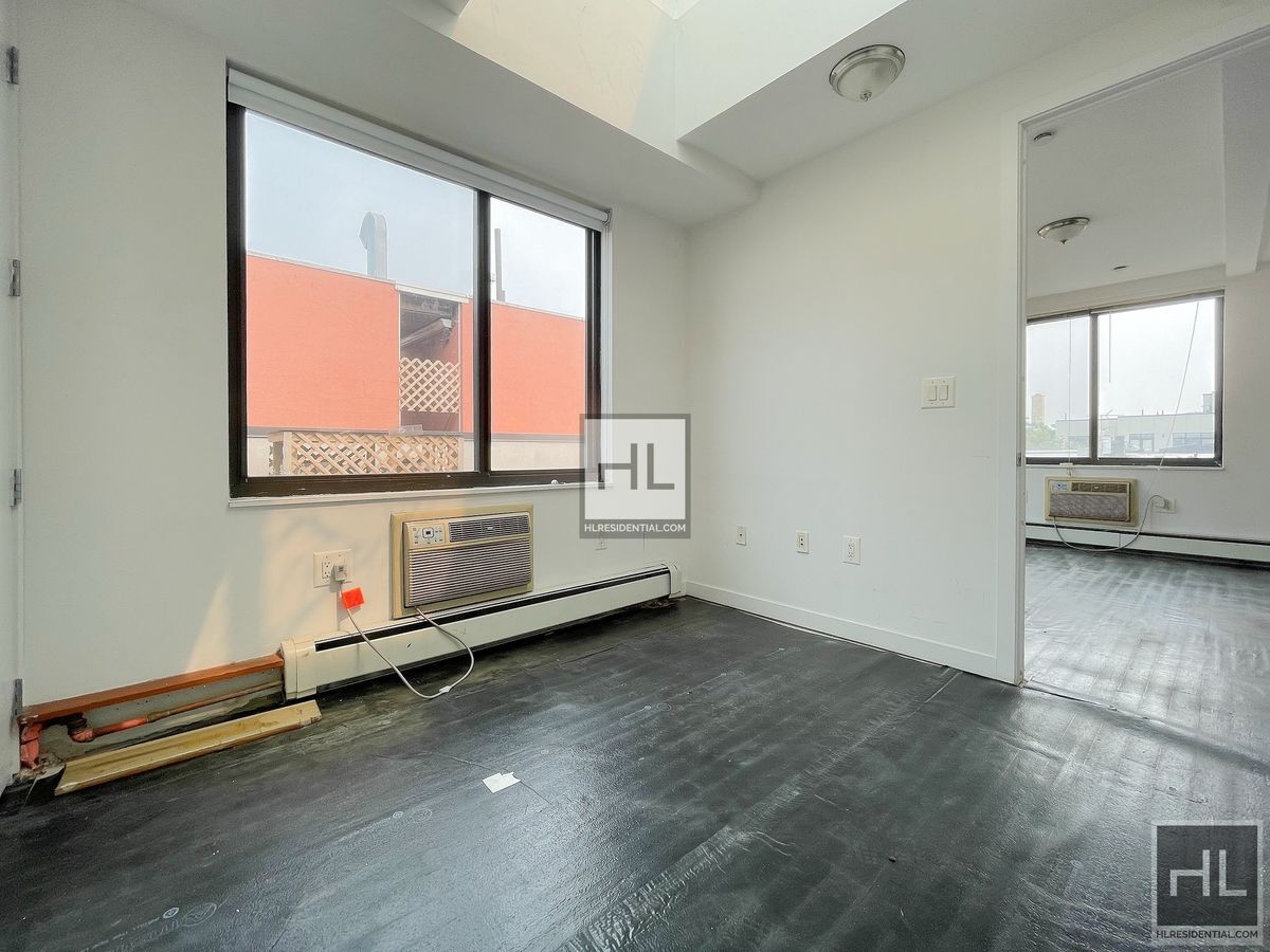 Building Photo - METROPOLITAN AVENUE