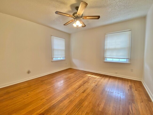 Building Photo - Pre-leasing now - 3 bed /2 bath - available 6/10/2026