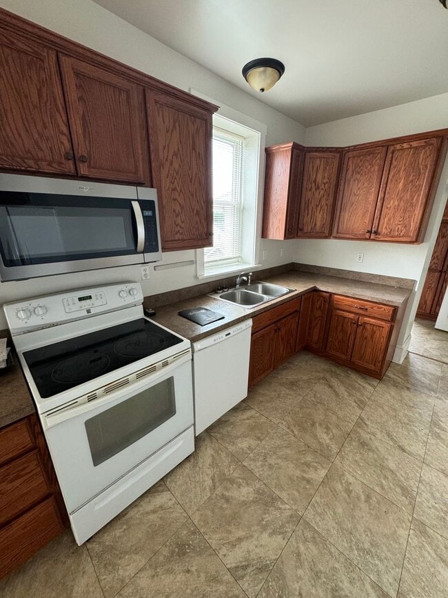 Building Photo - Lovely 5BD/2.5BA Twin in Downingtown Borough!