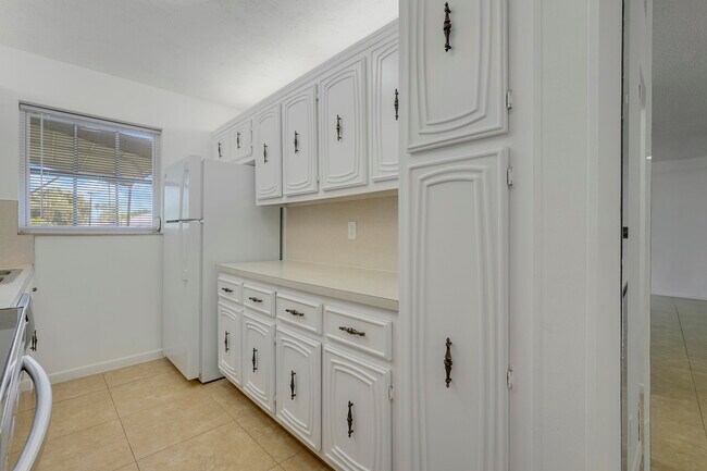 Building Photo - 1142 Cir Terrace W