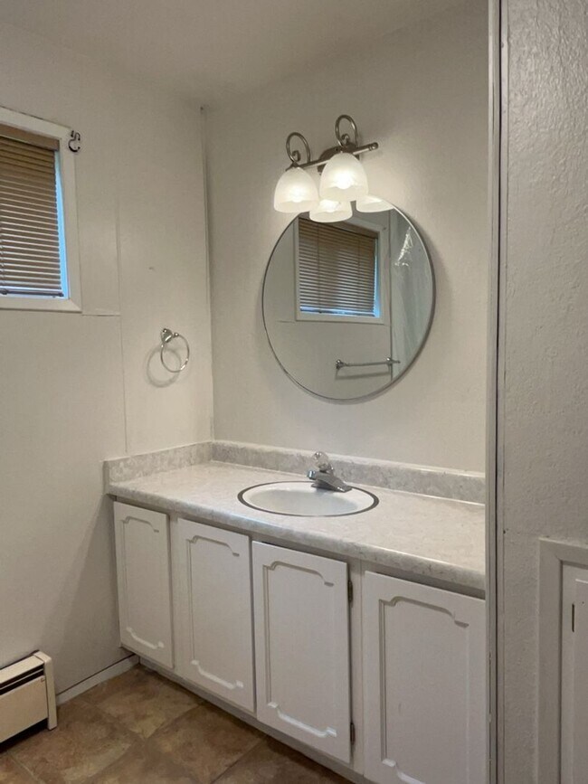Building Photo - Wonderful Spacious 3-Bedroom 3 Bath with Over an Acre of Land with a Private Gate!