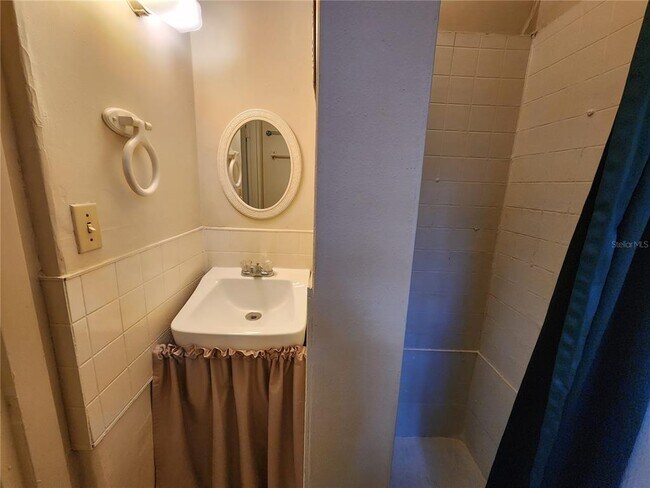 Building Photo - 1030 NE 9th St