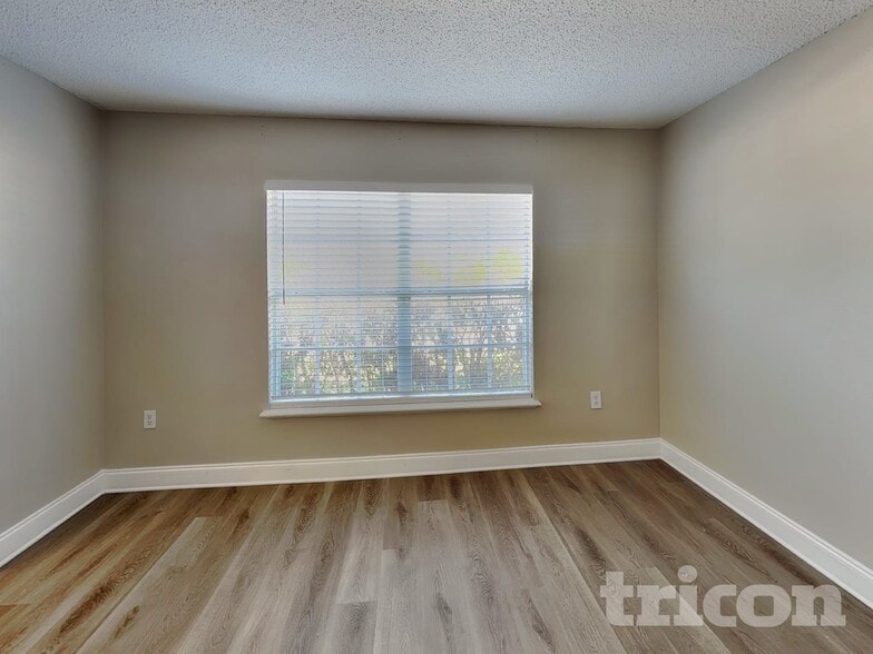 Building Photo - 13561 Linden Dr