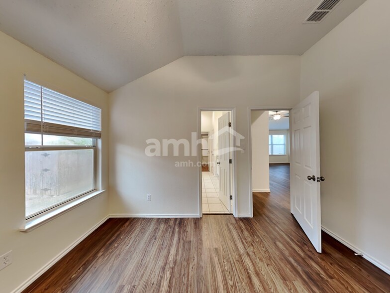 Building Photo - 1041 McKavett Dr