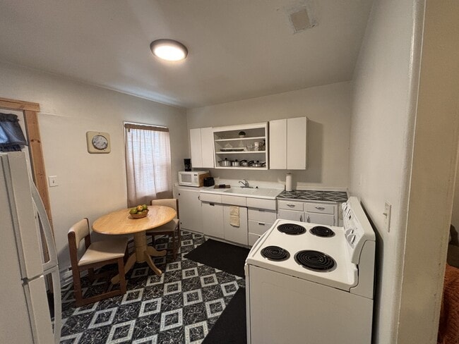 Building Photo - 122 7th St