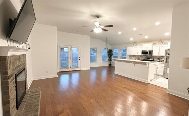 Building Photo - 5909 NW Hoover St