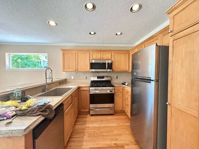 Building Photo - Spacious 4 Bed, 2.5 Bath House