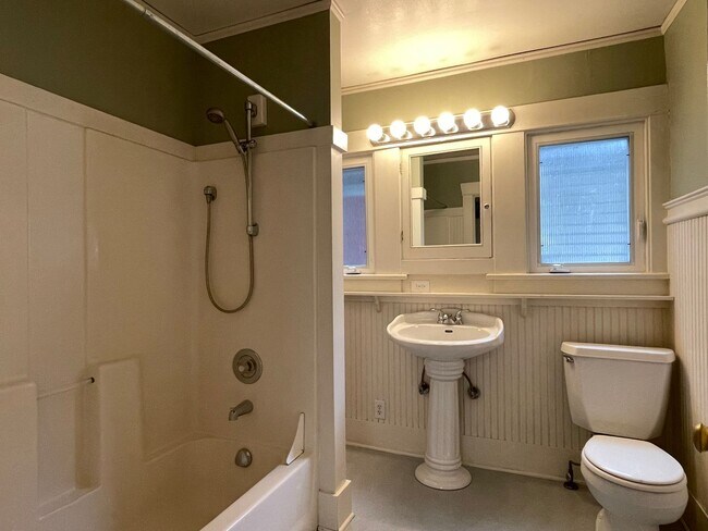 Building Photo - CLICK "REQUEST A TOUR" NOW!