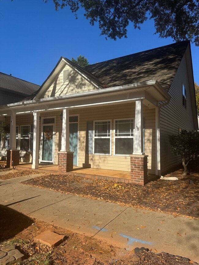 Building Photo - Charming 2-Bedroom with Fresh Updates