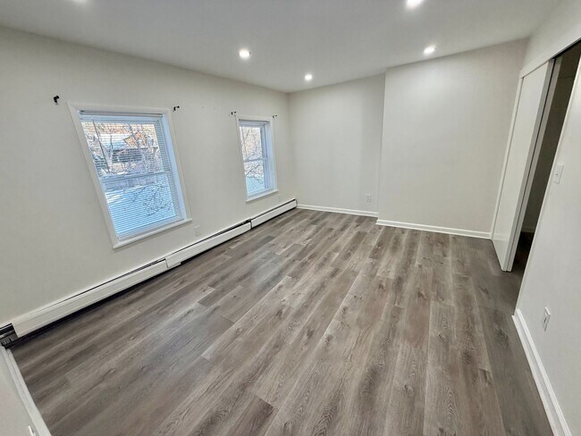 Building Photo - 283 Grand St