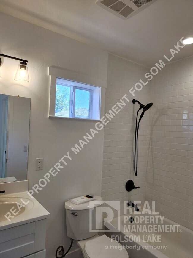 Building Photo - 814 1/2 Rumsey Way