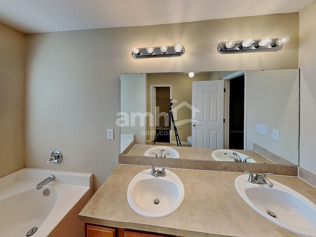 Building Photo - 12333 Anarania Dr