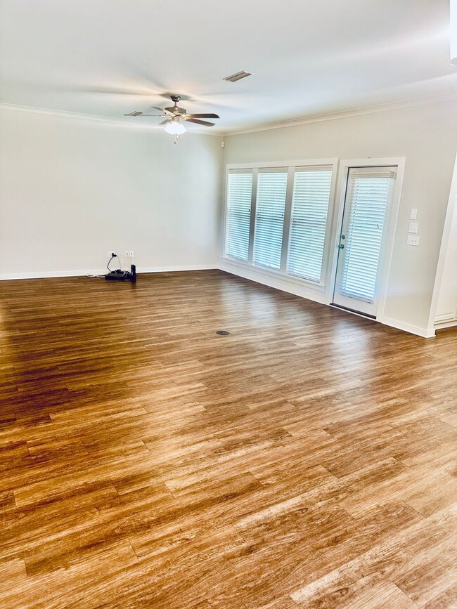 Building Photo - Beautiful Headland Property