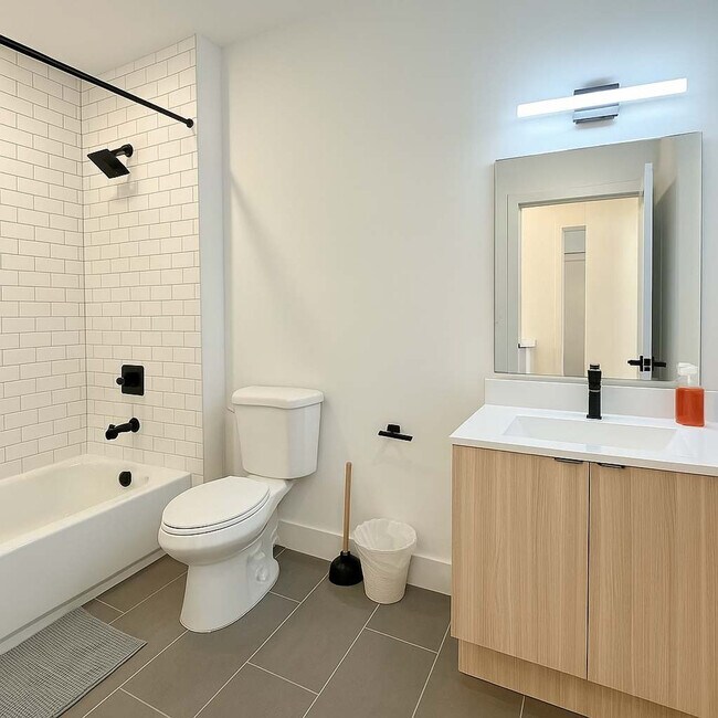 Building Photo - 2400 E Huntingdon St