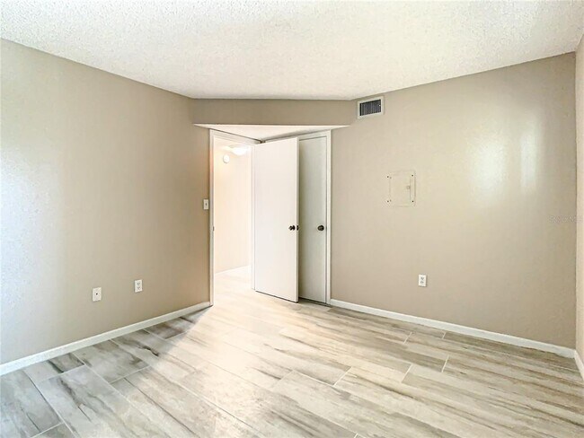 Building Photo - 4575 Cove Cir