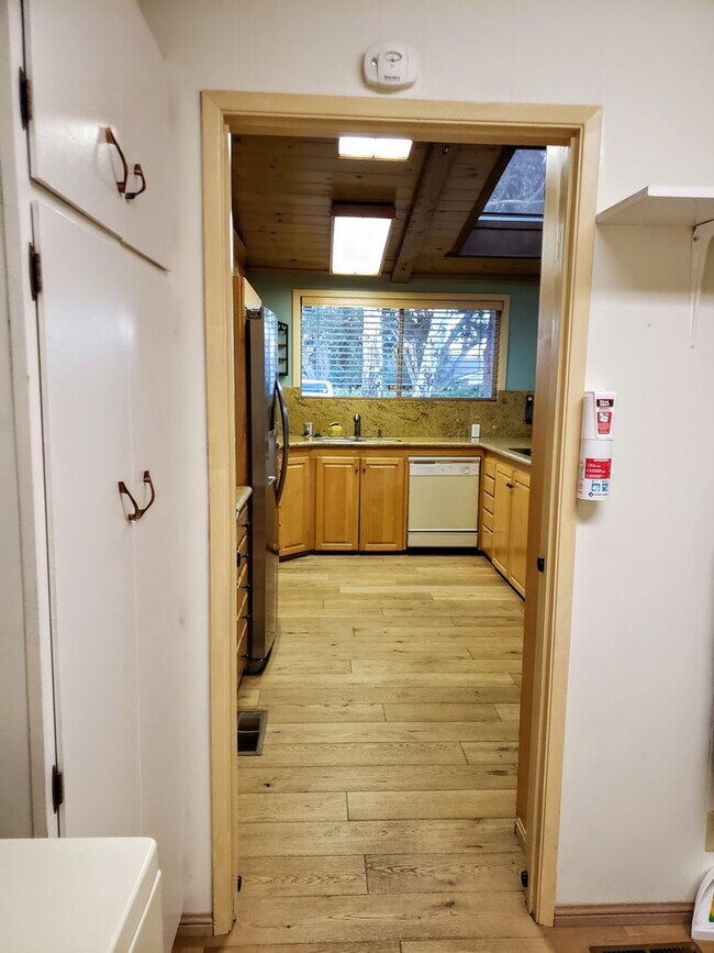 Building Photo - Mostly Furnished Bishop home with large li...