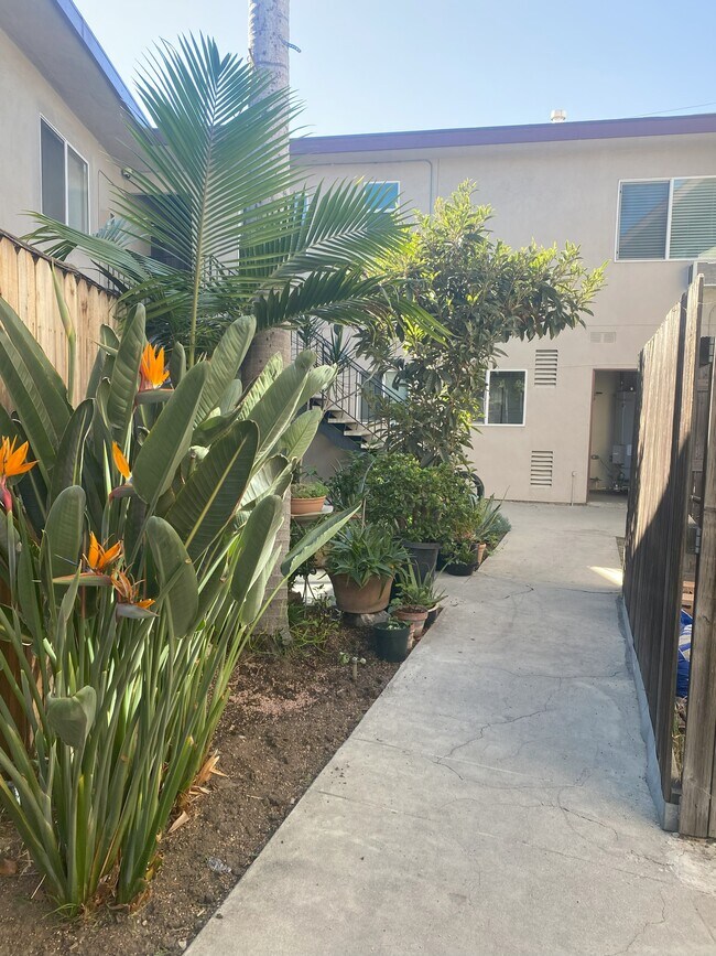 Building Photo - 567 S Wilton Pl