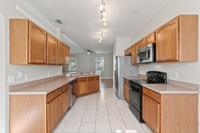 Building Photo - Leesburg 3 Bed, 2 Bath Single Family Home