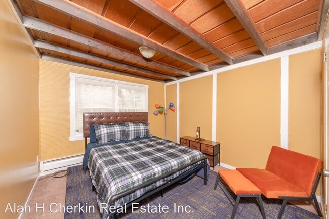 Building Photo - 3 br, 1 bath House - 4 East Miller Road