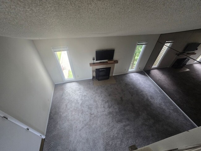 Building Photo - Gorgeous 2 Bedroom