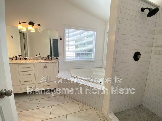 Building Photo - 10915 Kimball Crest Dr