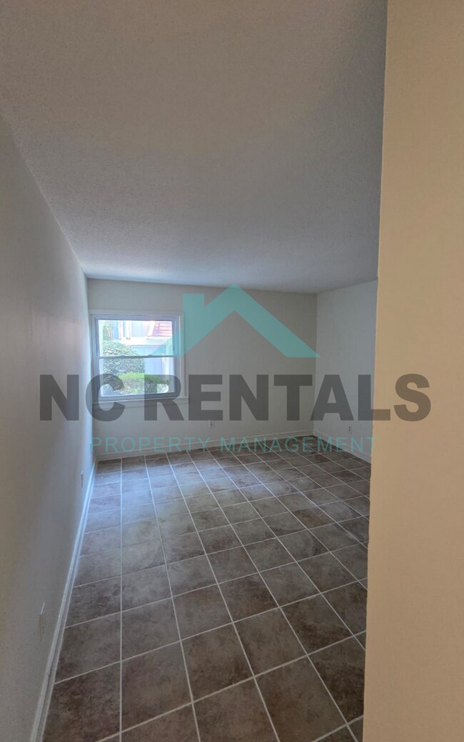 Building Photo - 7000 Longstreet Dr