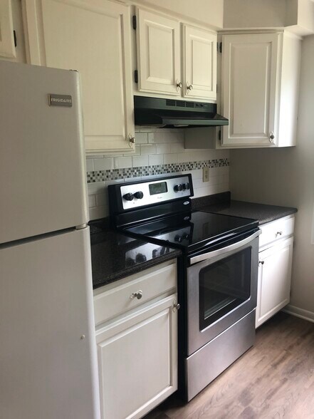 kitchen - 126 Larkins Xing