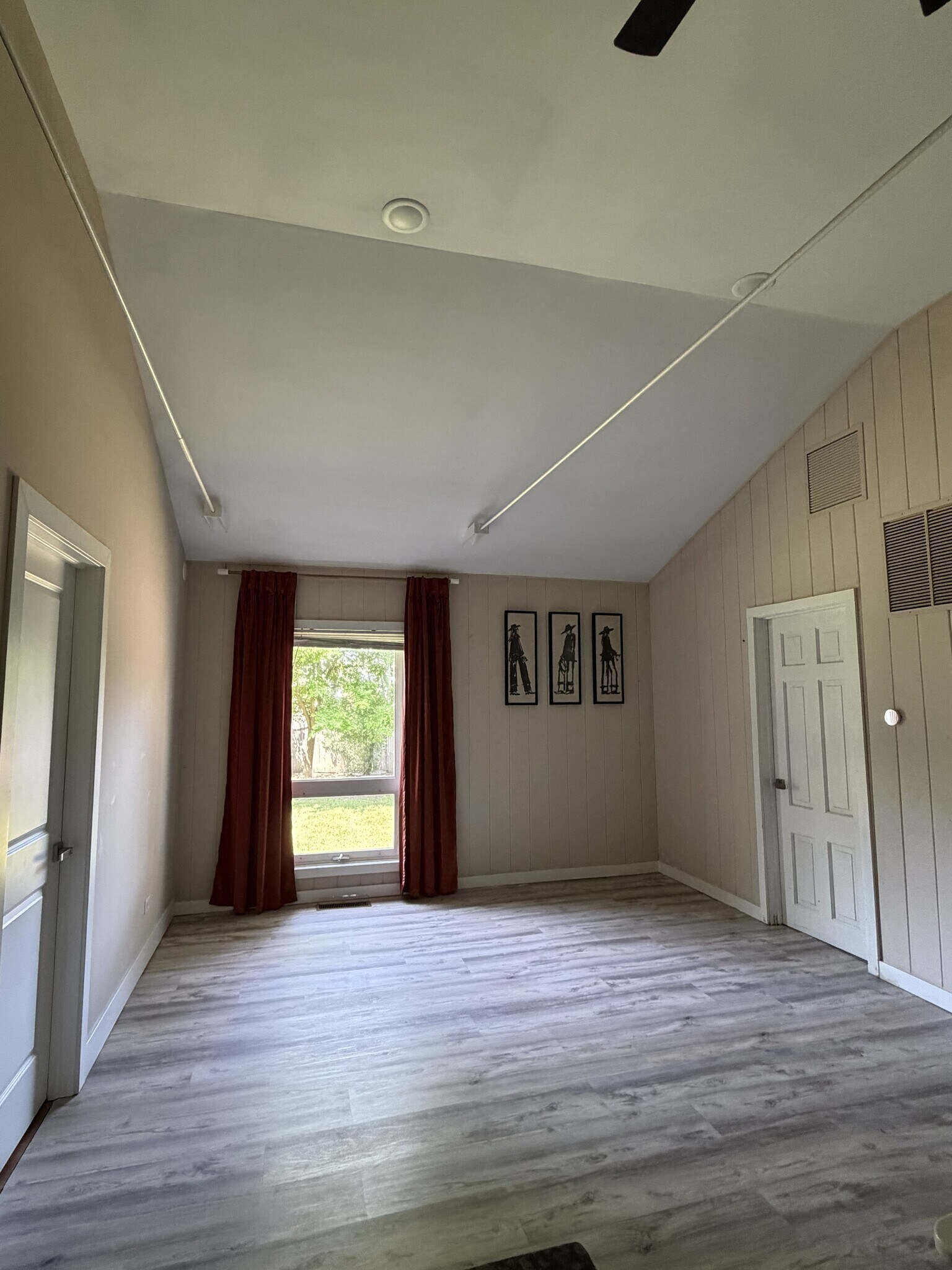 Building Photo - 3245 Westview Dr