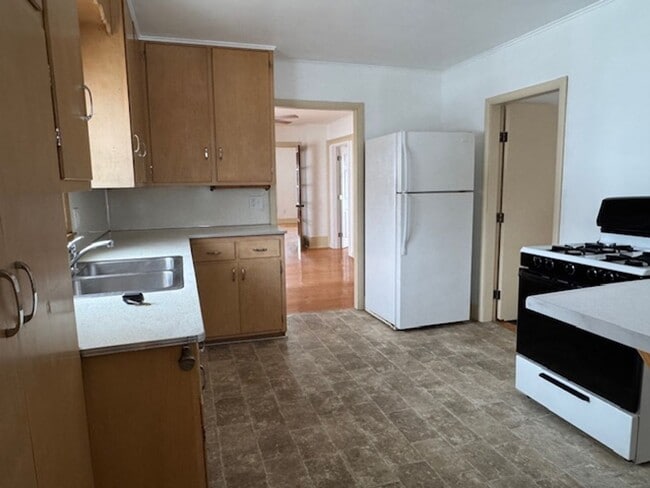 Building Photo - 654 Jefferson St