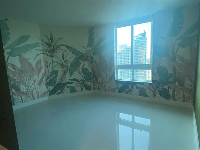 Building Photo - 1900 Bayshore Dr