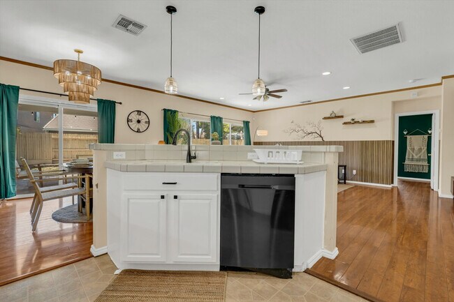 Building Photo - 9363 Willow Pond Cir