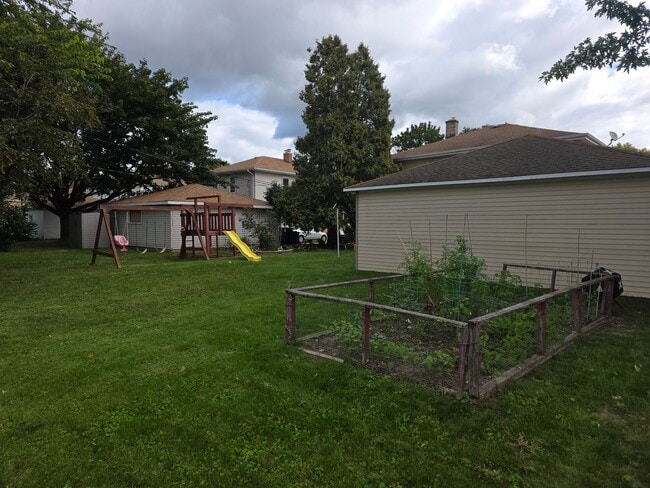 Building Photo - Updated 3 bedroom West Allis upper