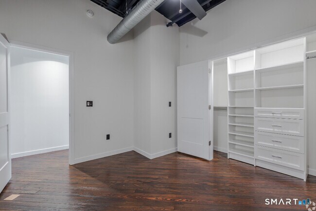 Building Photo - 424 Main St