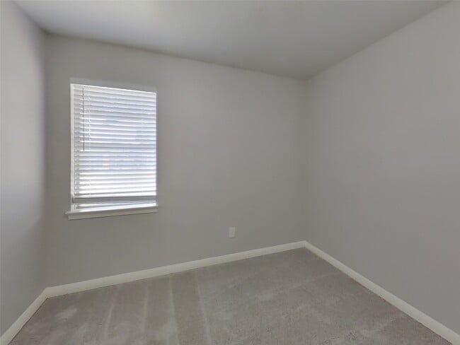 Building Photo - 411 E Carby Rd