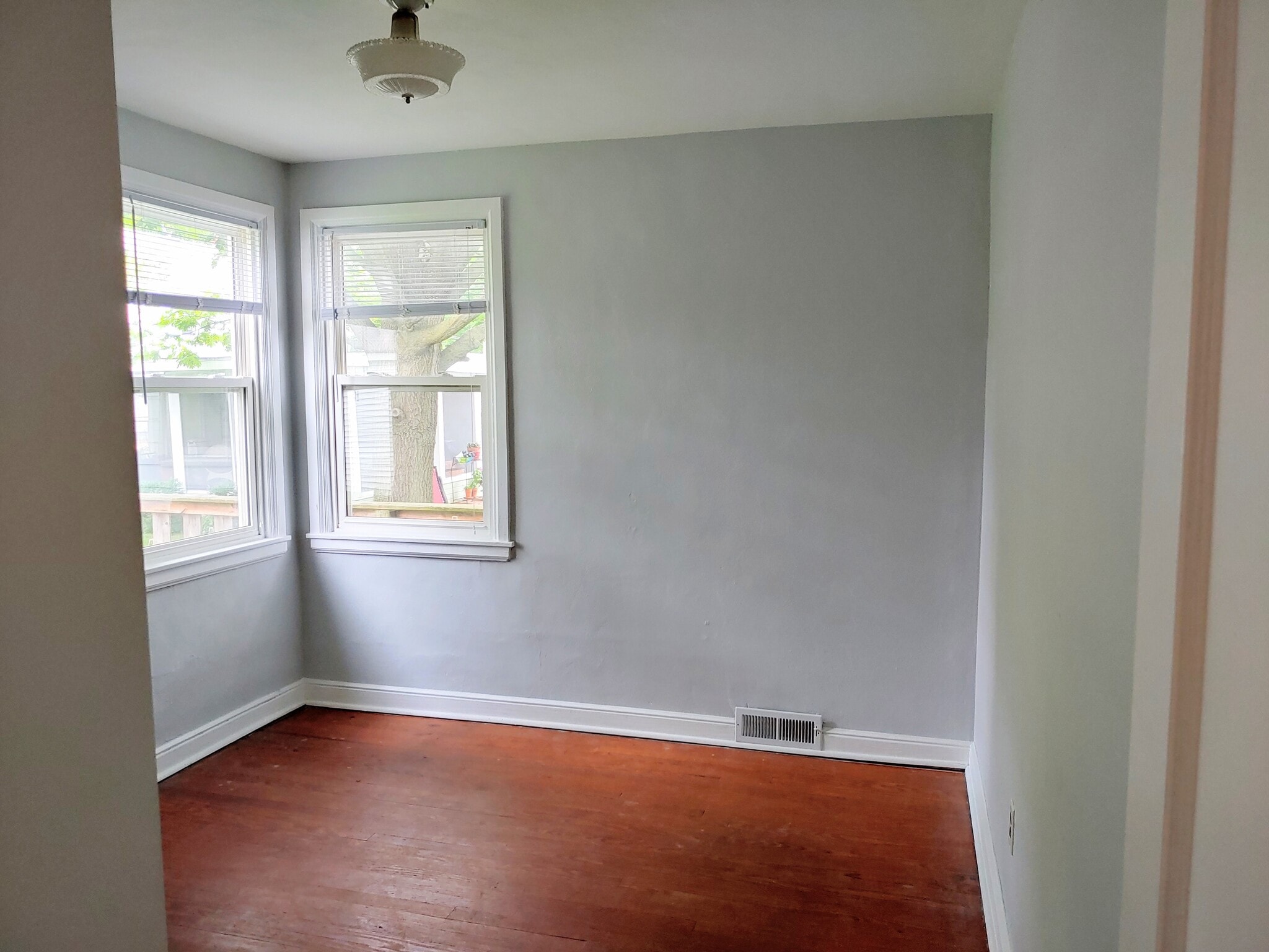 Building Photo - 306 E Washington St